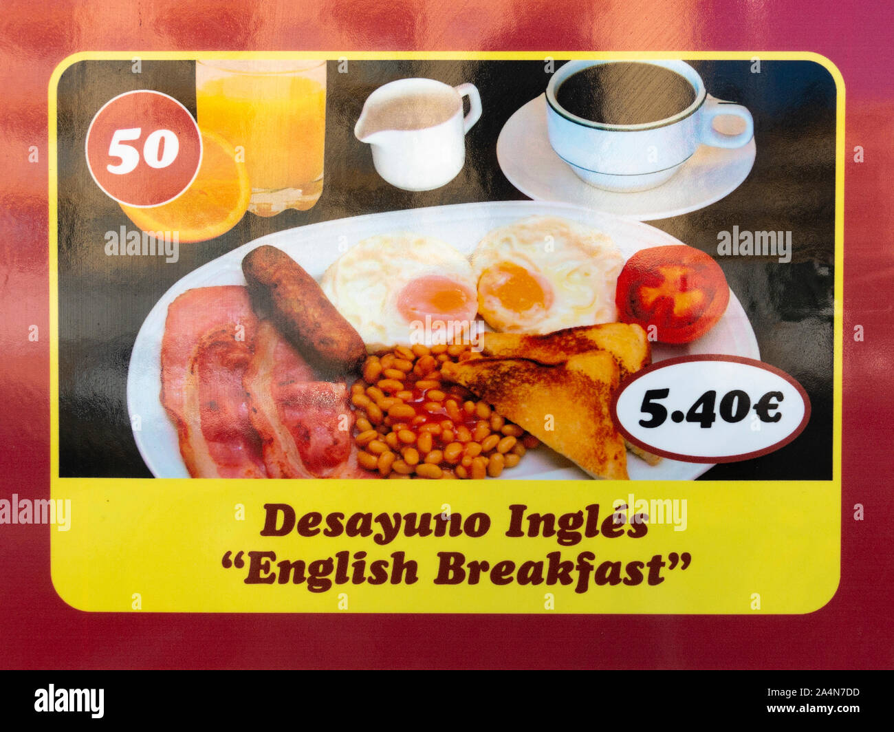 Prima colazione inglese (desayuno ingles) menu in località turistica popolare con i turisti britannici in Spagna Foto Stock