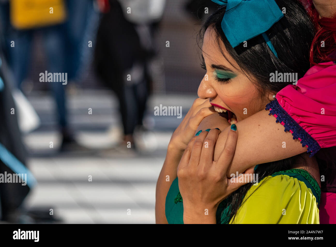 Roma, 5 aprile 2019, fumetti e cosplayer evento chiamato 'Romics'. Close-up e medie colpi di Cenerentola attrice in condizioni di luce diurna. La folla in costume. Foto Stock