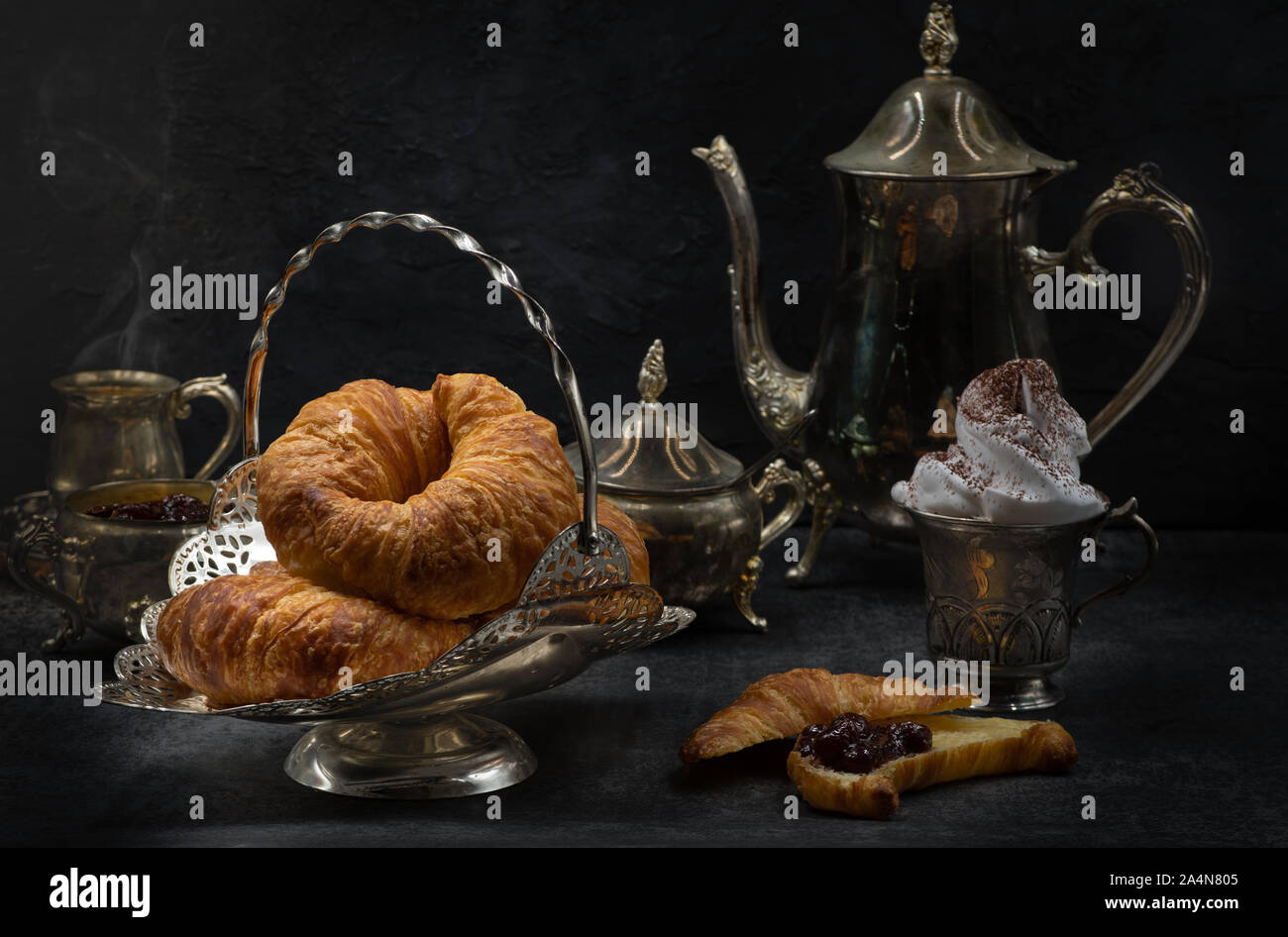 La prima colazione francese cornetti, caffè e marmellata Foto Stock