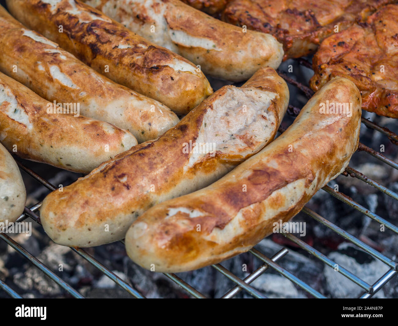 Rostbratwurst sulla griglia in Germania Foto Stock