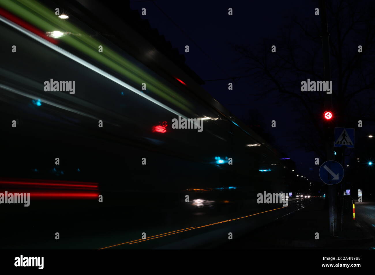 Abstract lunga esposizione foto delle luci della città di Helsinki durante la notte. Questa foto comprende lo spostamento di tram, vetture e alcuni semafori. Foto Stock
