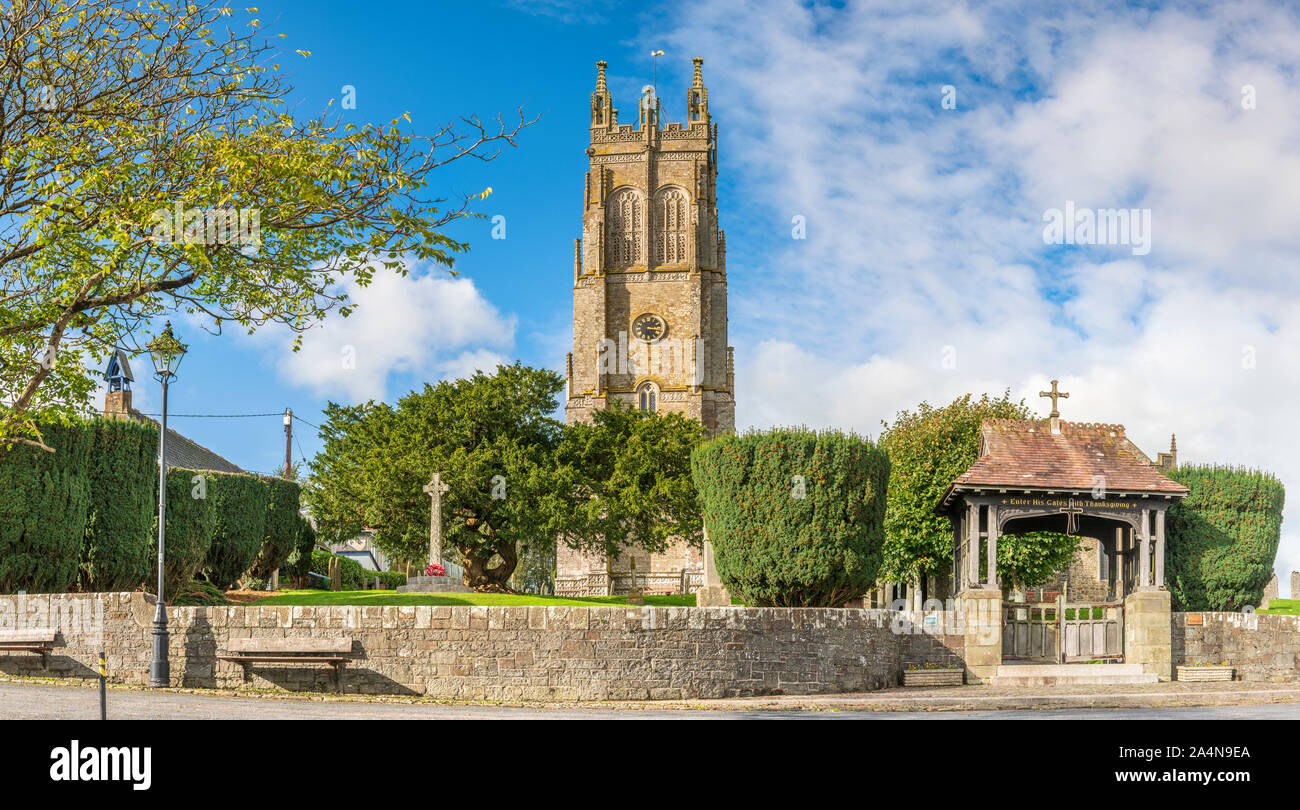 La bella chiesa e Lychgate sulla piazza del pittoresco villaggio di Devon di Chittlehampton. Foto Stock