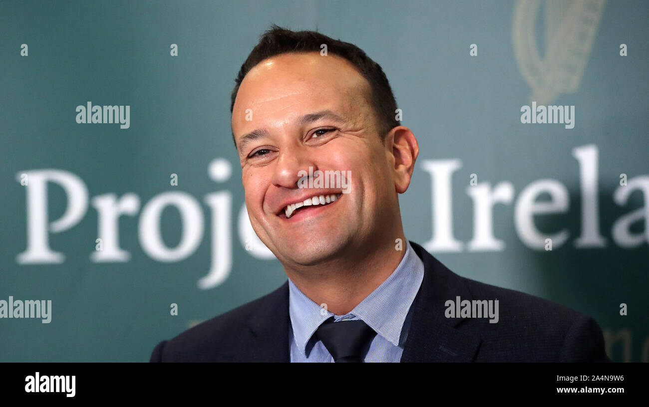 Taoiseach Leo Varadkar parlando ai media presso gli edifici del governo di Dublino. Foto Stock