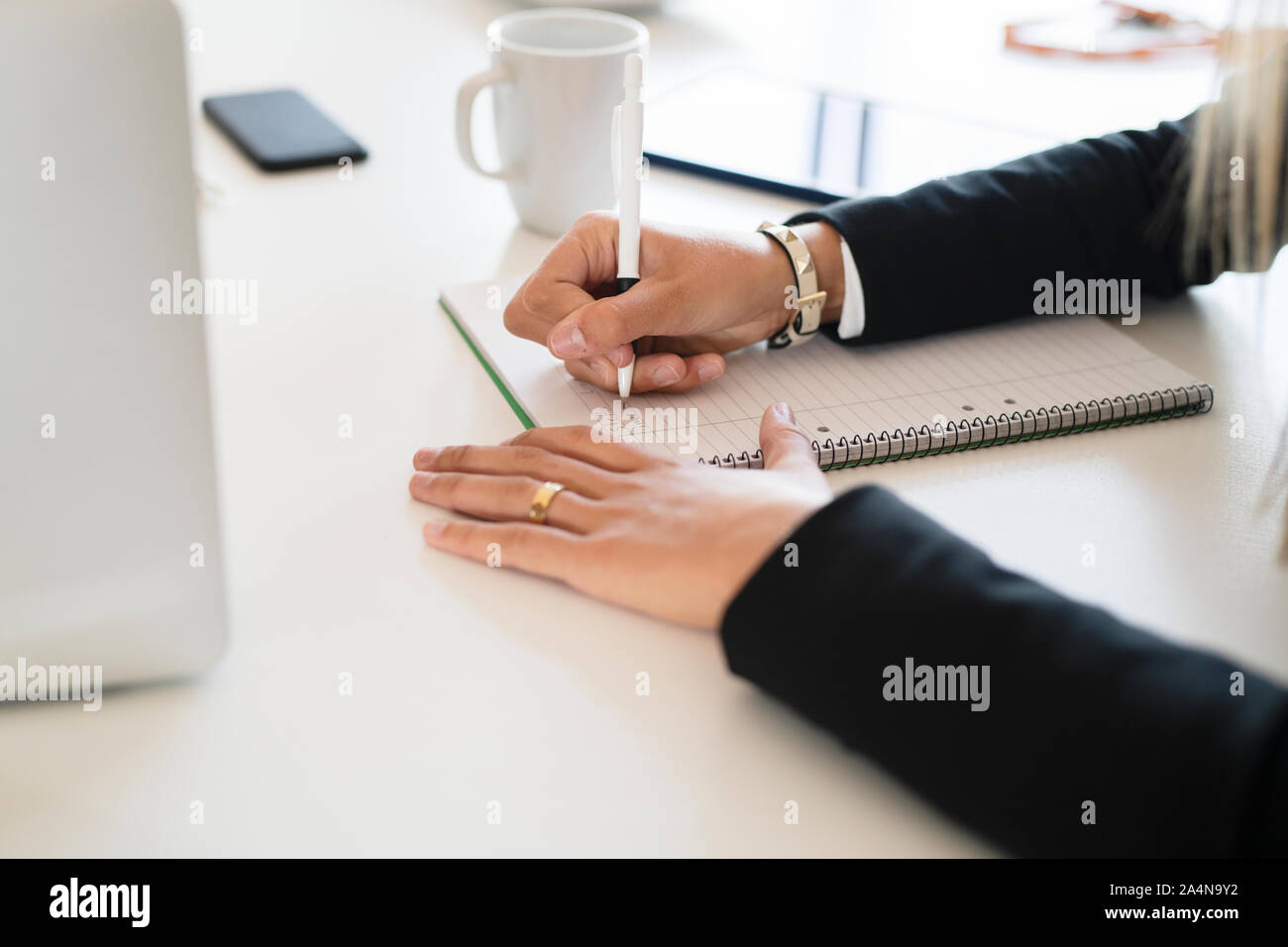 La donna a prendere appunti al business meeting Foto Stock