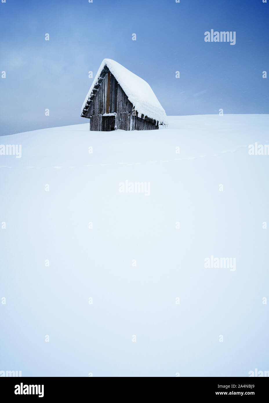 Casa da favola con un cappello di neve sul tetto. Meravigliosa vista d'inverno. Copia spazio per il testo Foto Stock