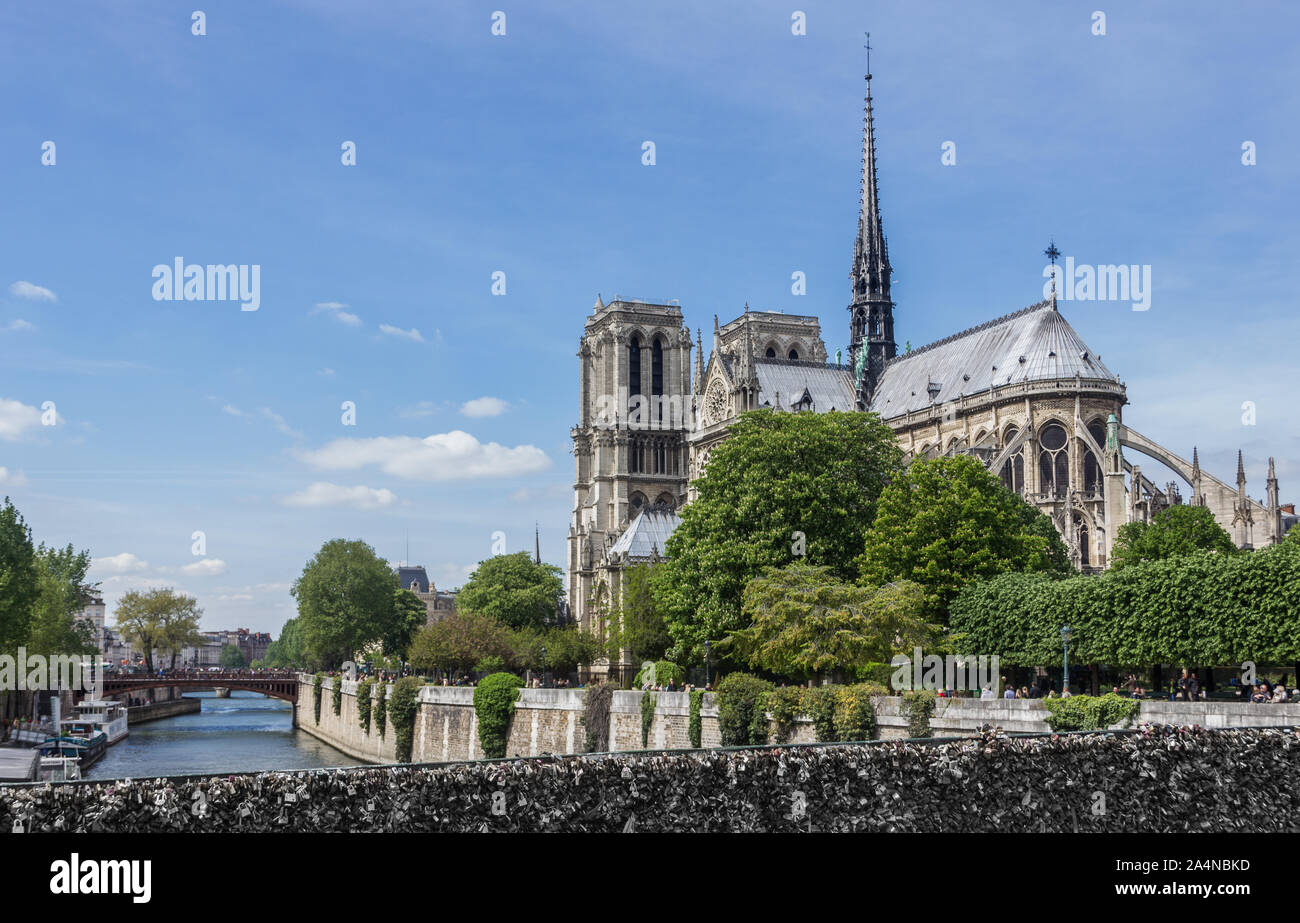 Una foto di La Cathédrale Notre-dame come visto da un vicino Ponte (Parigi). Foto Stock