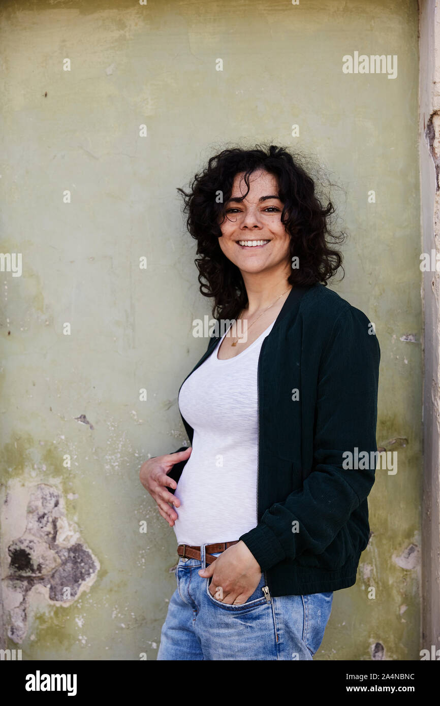 Donna con nero capelli ricci Foto Stock