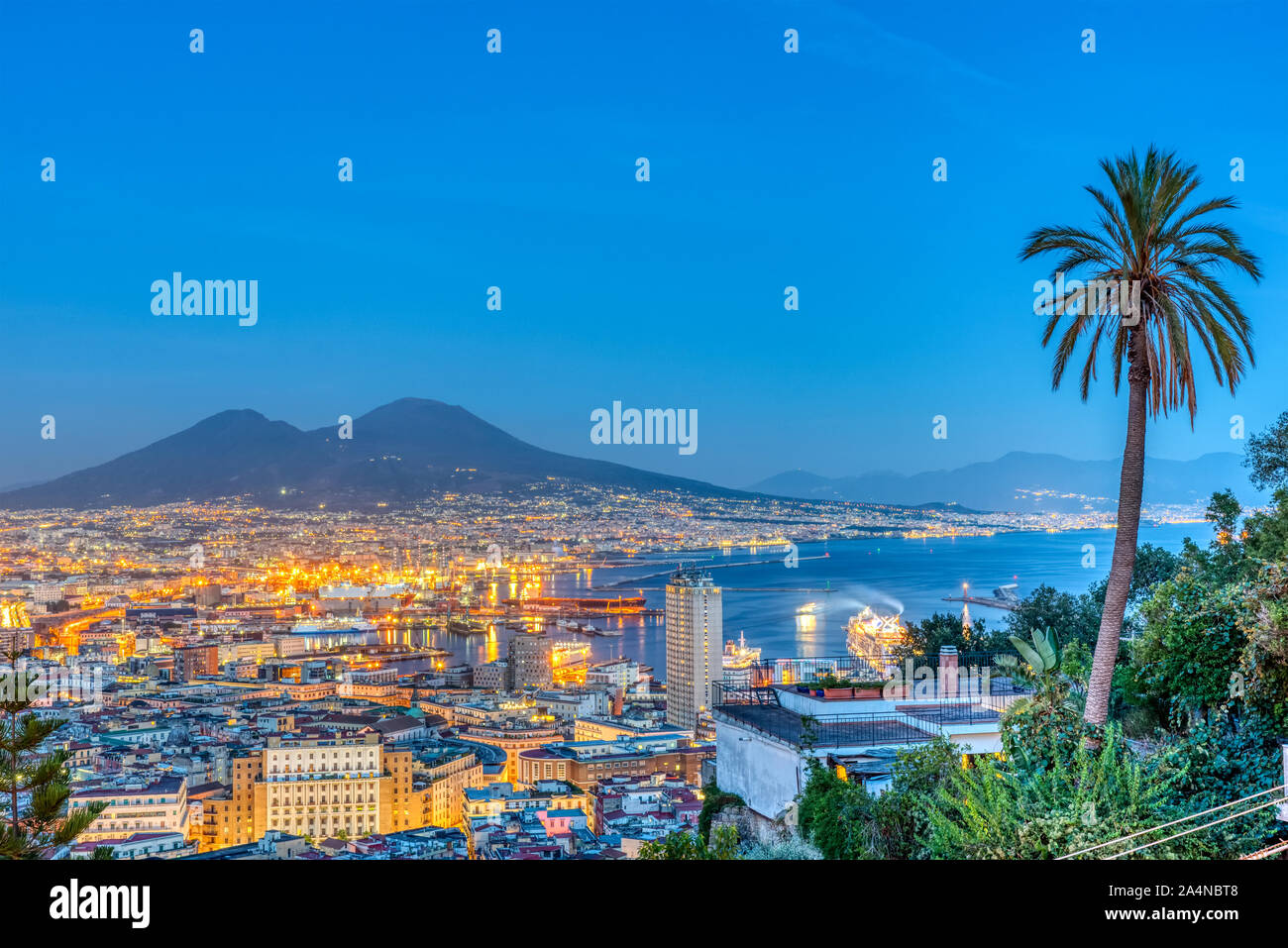 Napoli in Italia con il Vesuvio al tramonto Foto Stock