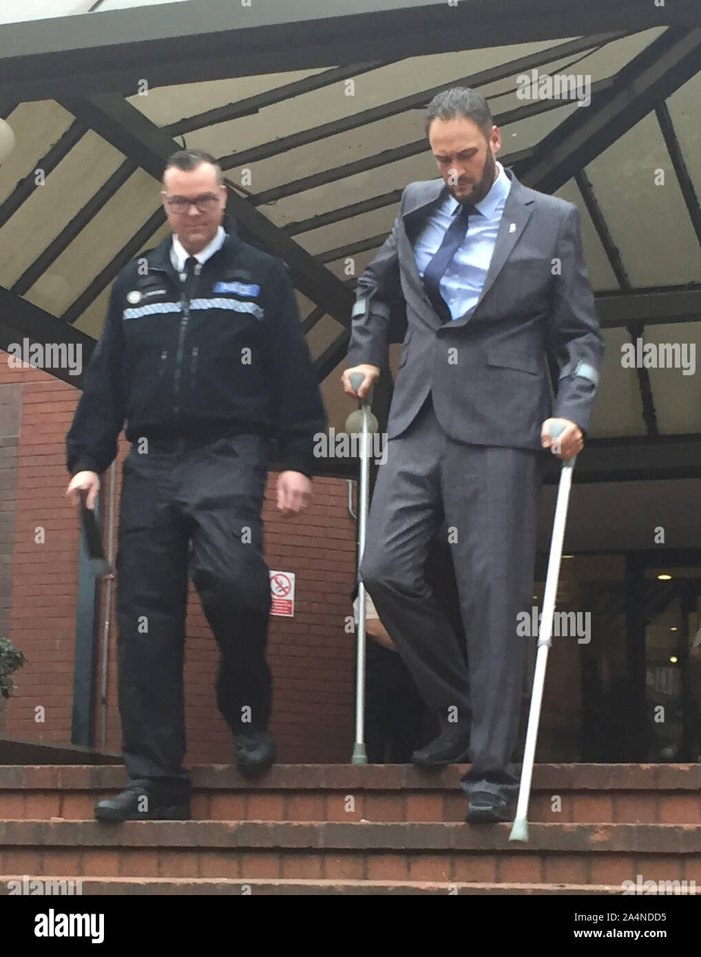 Supt Dave Twyford, capo della polizia stradale di West Midlands Polizia, lascia Birmingham Crown Court al fianco di Pc Gareth Phillips, ladro di auto Mubashar Hussain è stato imprigionato per un periodo di dodici anni per il funzionamento su PC Phillips in un dirottato auto della polizia. Foto Stock