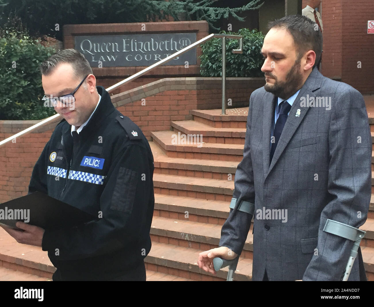 Supt Dave Twyford, capo della polizia stradale di West Midlands Polizia, recita una dichiarazione al di fuori Birmingham Crown Court al fianco di Pc Gareth Phillips, ladro di auto Mubashar Hussain è stato imprigionato per un periodo di dodici anni per il funzionamento su PC Phillips in un dirottato auto della polizia. Foto Stock