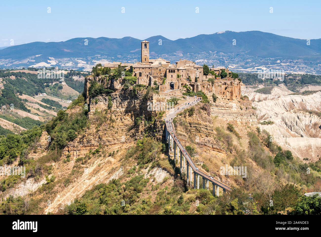 Civita di Bagnoregio paesaggio, chiamato anche città moribonda. Villaggio di origine etrusca nei pressi di Roma Italia costruito su una montagna di tufo. Foto Stock