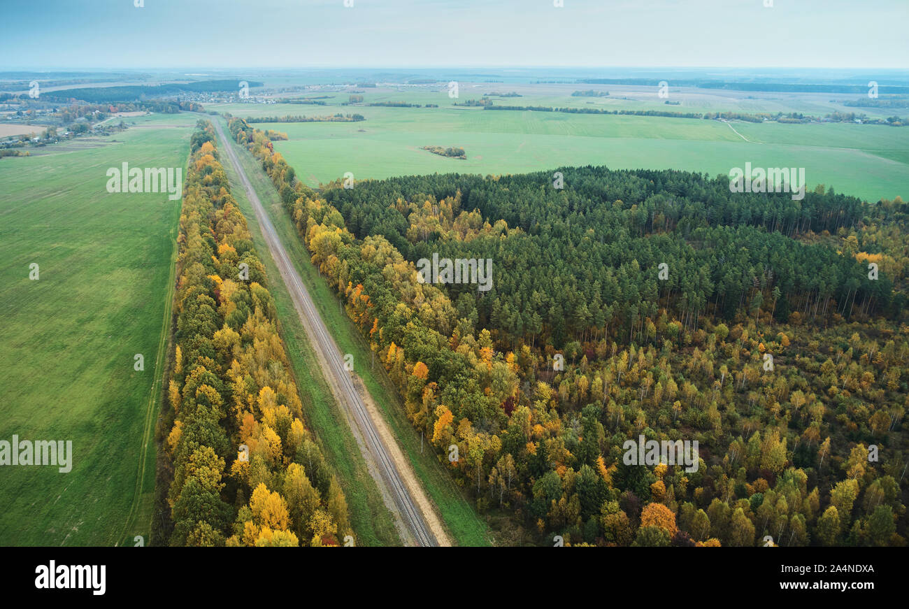 Ferrovia spedizione merci via aerea vista drone. Tema di autunno Foto Stock