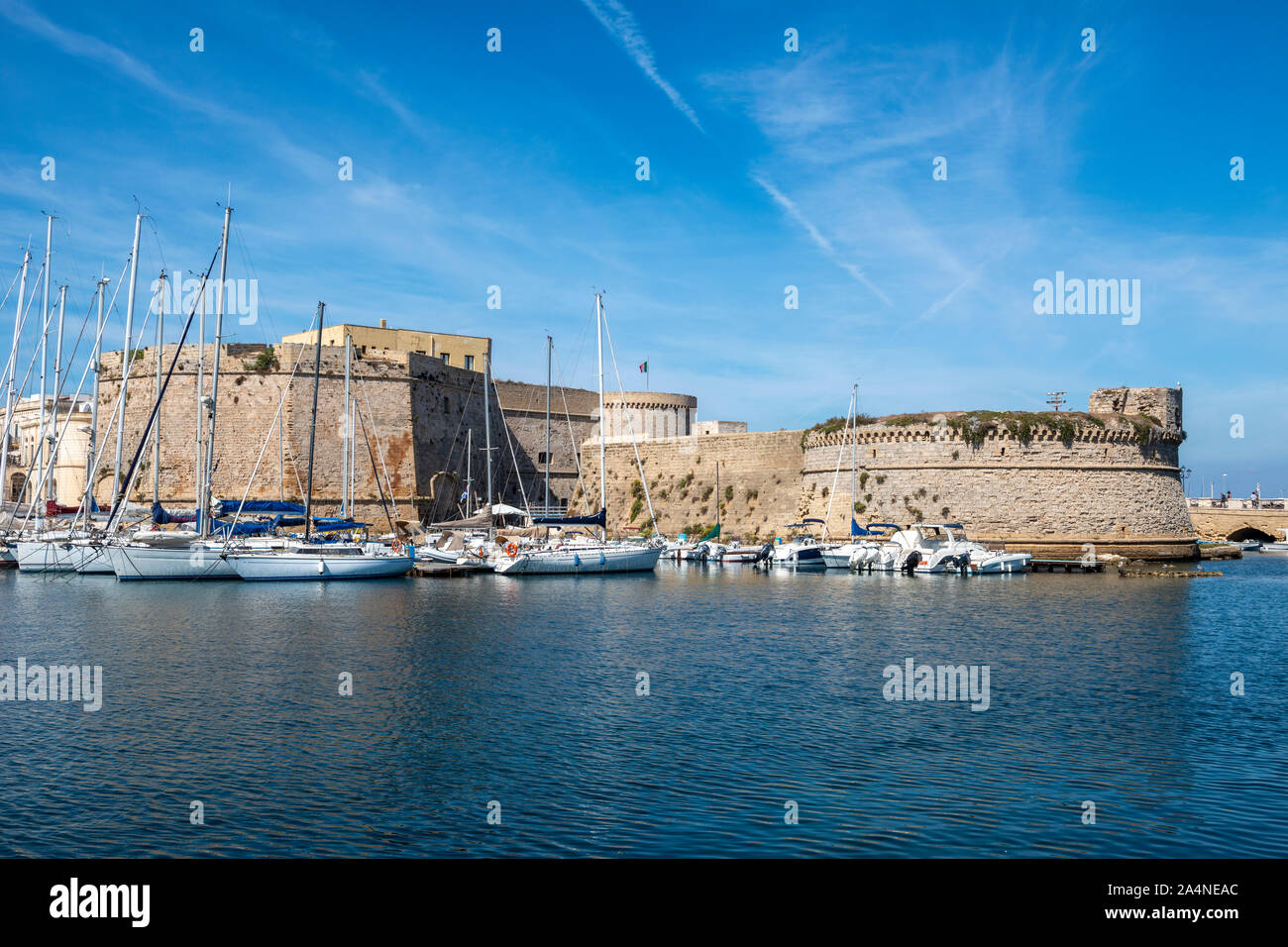 Vista sul porto di yacht ormeggiati accanto al castello Angevine-Aragonese in Gallipoli città vecchia, Puglia (Puglia) nel Sud Italia Foto Stock