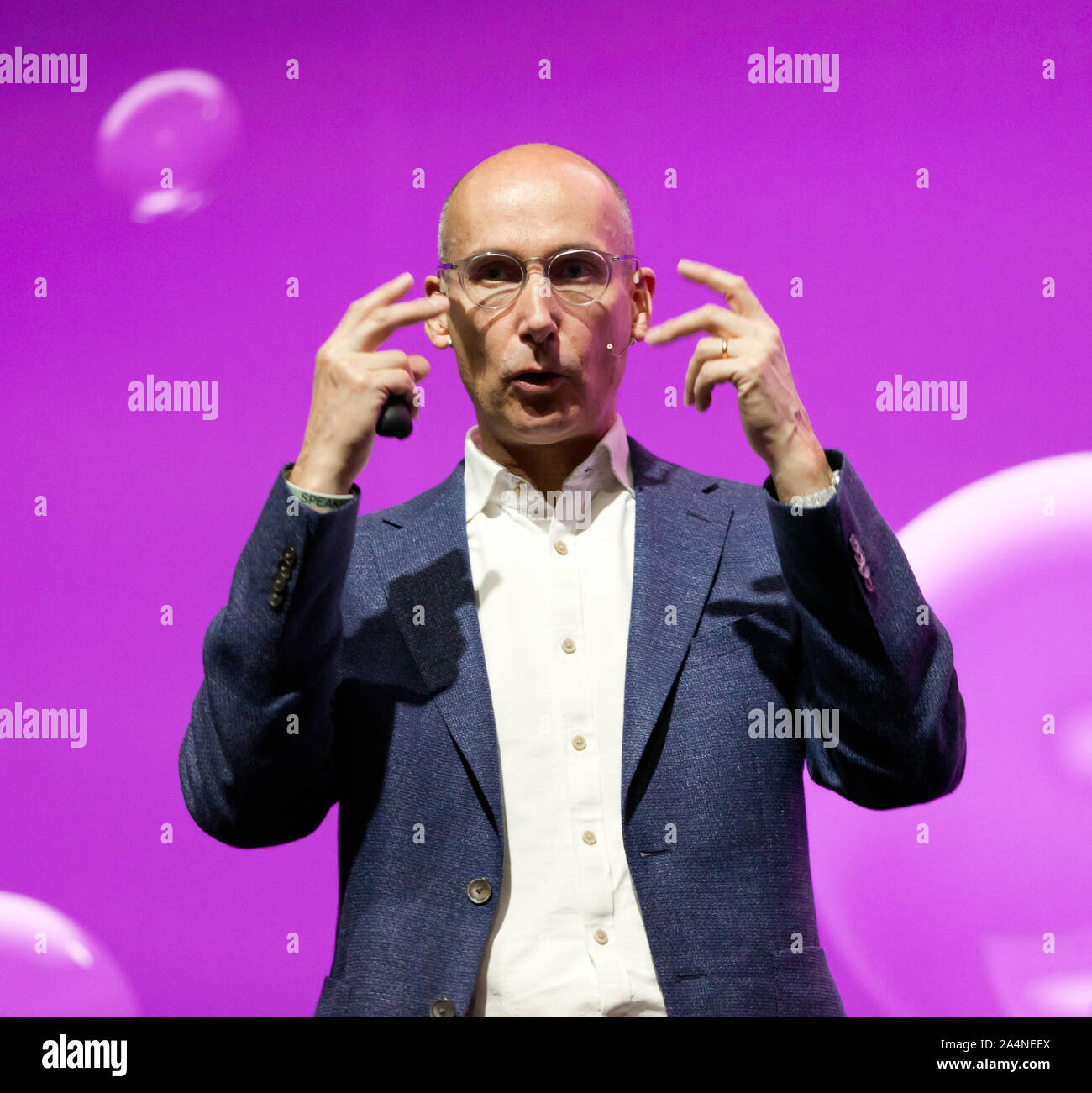 Bob Flint,Direttore Tecnologia, Innovazione Digitale Organizzazione, BP, parlando di esseri umani aggiornabile a New Scientist Live 2019 Foto Stock