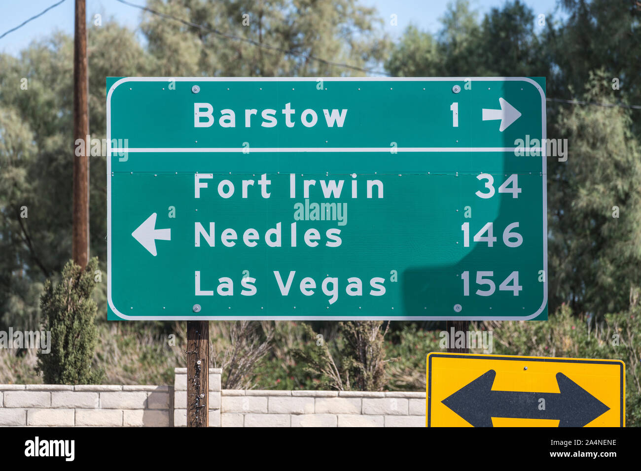 Autostrada segno direzionale rivolta verso Barstow, aghi o a Las Vegas in California il Mojave Desert. Foto Stock