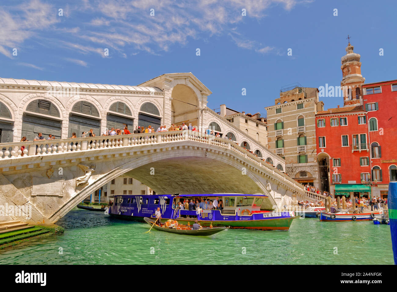 Il Ponte di Rialto che attraversa il Canal Grande a Venezia. Foto Stock