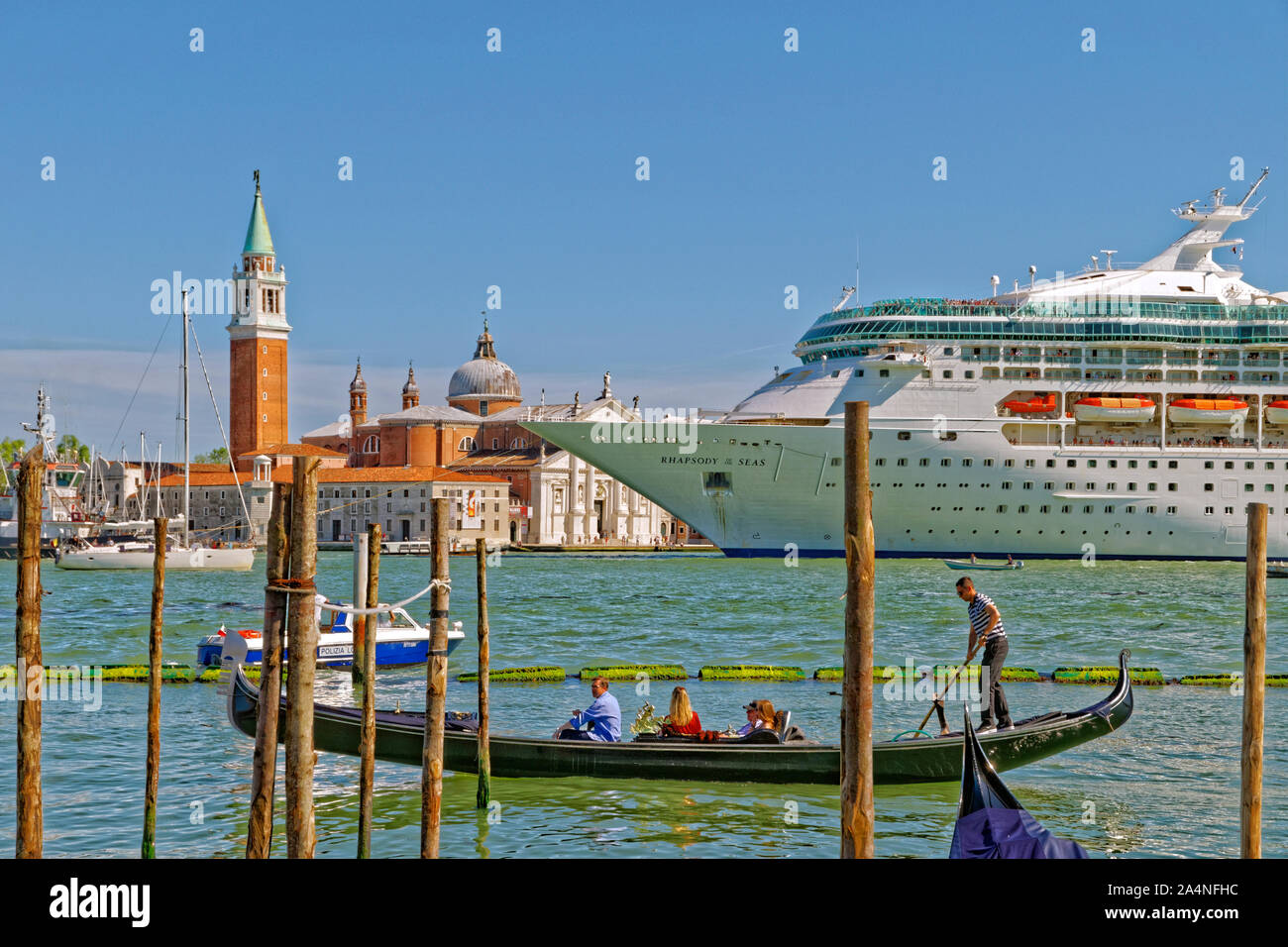 Nave da crociera "Rhapsody del Mare" passando lungo il canale della Giudecca attraverso la laguna veneziana a Venezia, Italia. Foto Stock