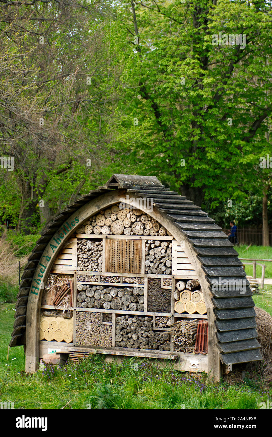 Un insetto hotel (chiamato anche un insetto house, casa di bug o bug hotel) in un parco pubblico a Parigi, offrendo un rifugio per gli insetti per un ecosistema migliore Foto Stock