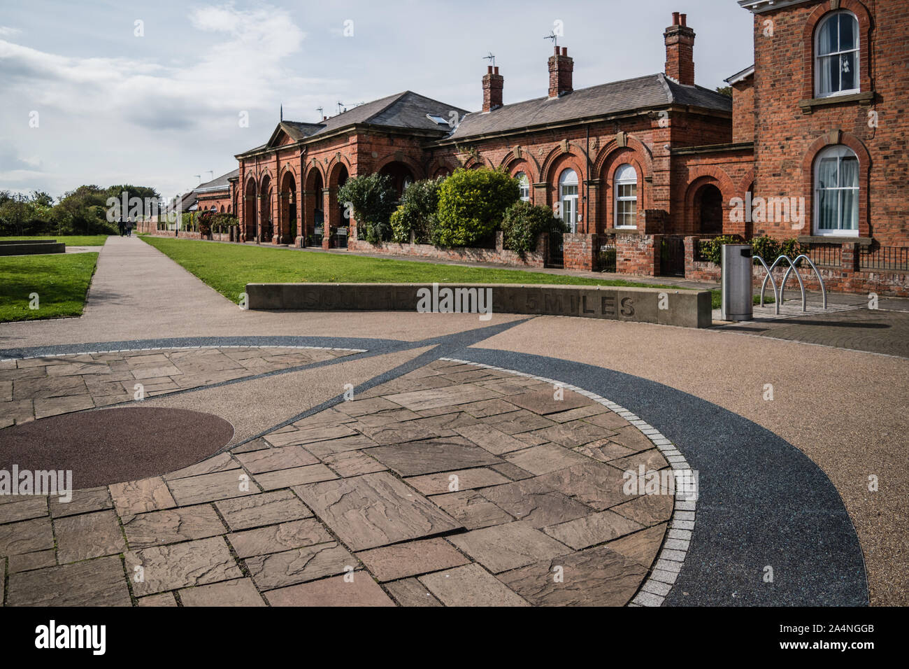 Spazio pubblico con il percorso che conduce a Freeport Hornsea come parte del Trans Pennine Trail nel Hornsea, Inghilterra Foto Stock