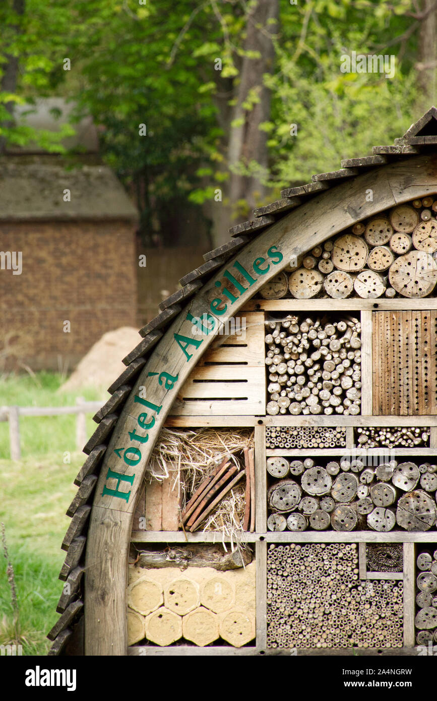 Un insetto hotel (chiamato anche un insetto house, casa di bug o bug hotel) in un parco pubblico a Parigi, offrendo un rifugio per gli insetti per un ecosistema migliore Foto Stock