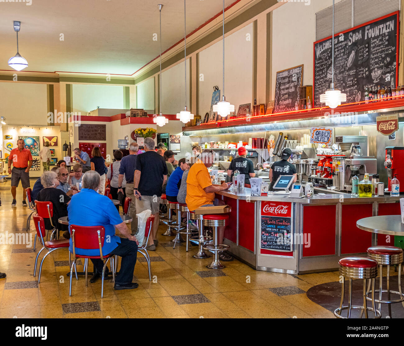 Il pranzo il contatore e Soda fontana nel centro storico di Woolworth Building in downtown Asheville Carolina del Nord negli Stati Uniti Foto Stock