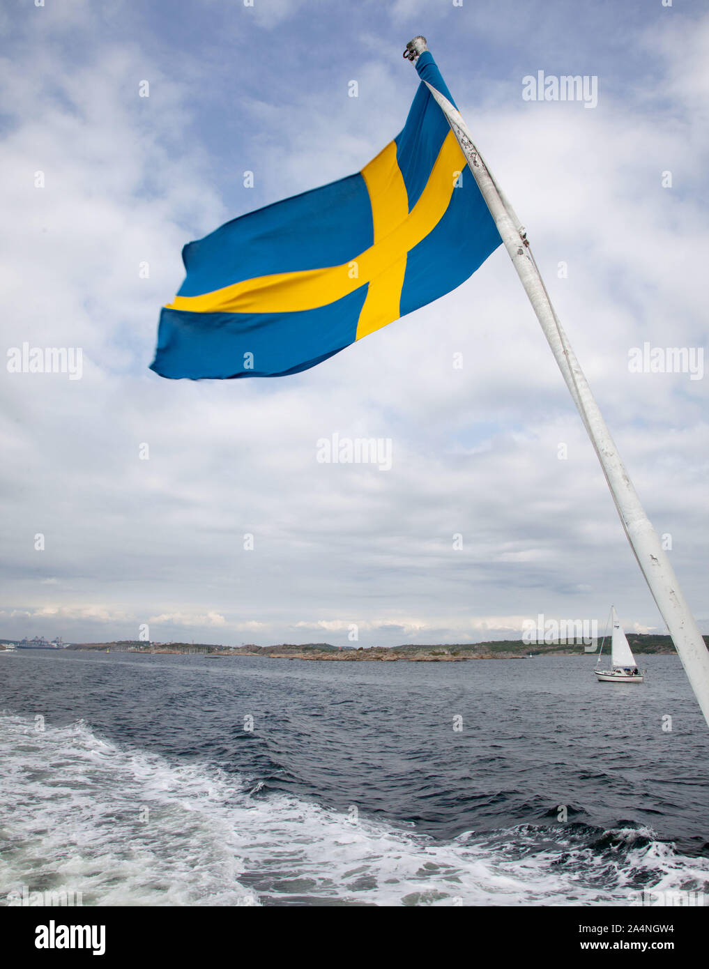 L'arcipelago di Göteborg. Bandiera svedese su una barca.Photo Jeppe Gustafsson Foto Stock