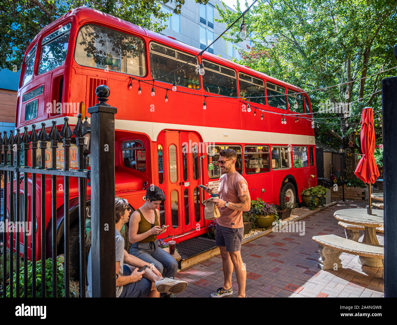 Double D di caffè e dolci in un London Double Decker Bus in downtown Asheville Carolina del Nord Foto Stock