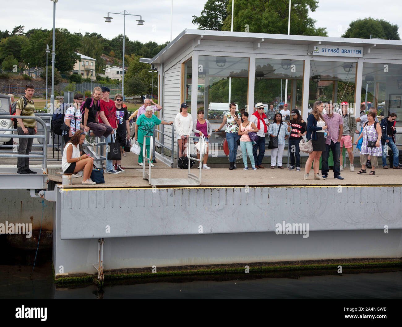 L'arcipelago di Göteborg. Persone in attesa per la barca a Styrsö Bratten stop.Photo Jeppe Gustafsson Foto Stock