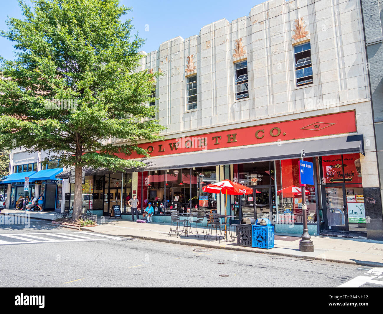 Esterno del centro storico di Woolworth store ora Woolworth a piedi un arte e artigianato galleria nel centro di Asheville Carolina del Nord Foto Stock