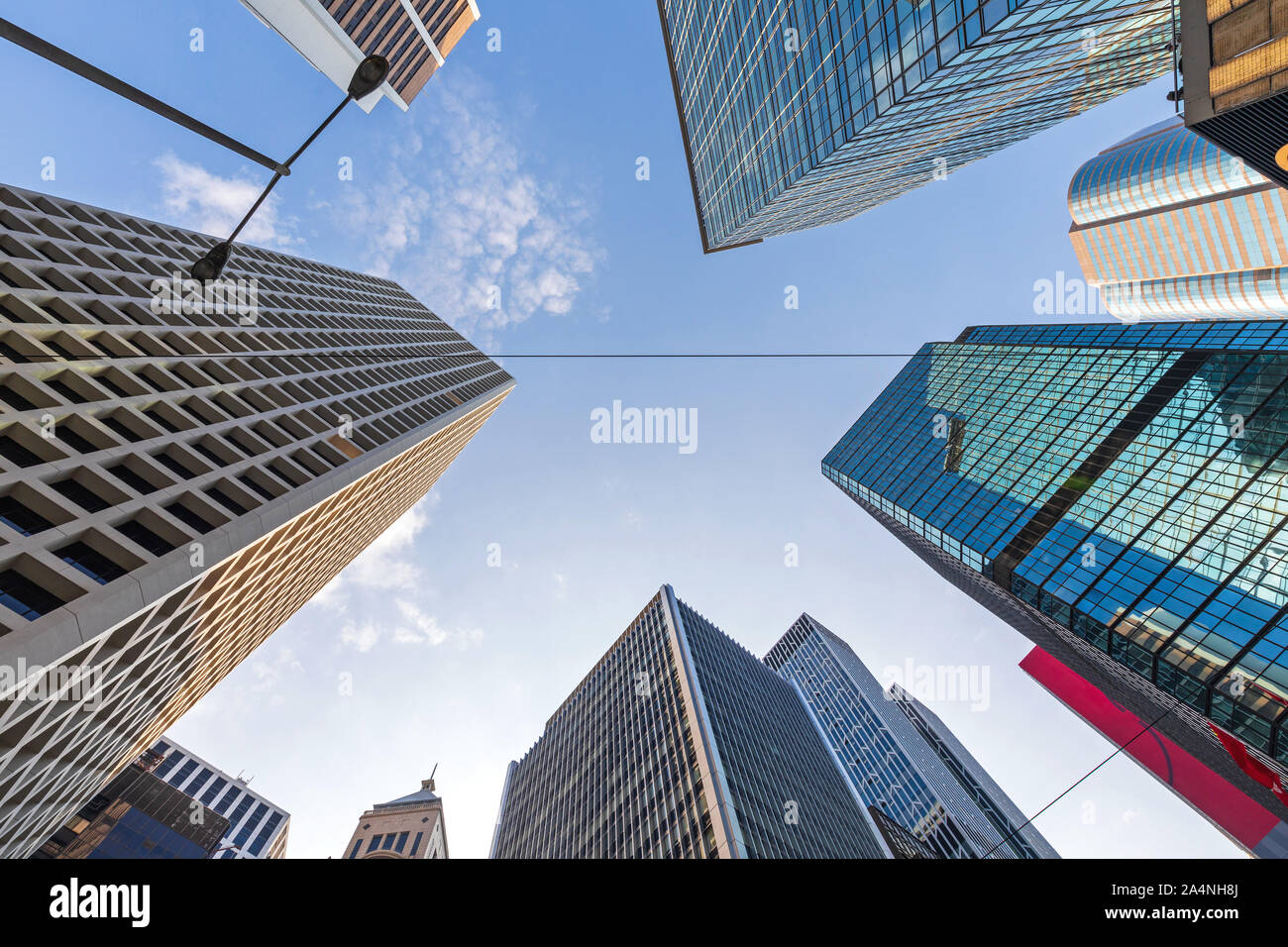 Guardando verso l'alto moderno edificio di grattacieli di Hong Kong Foto Stock