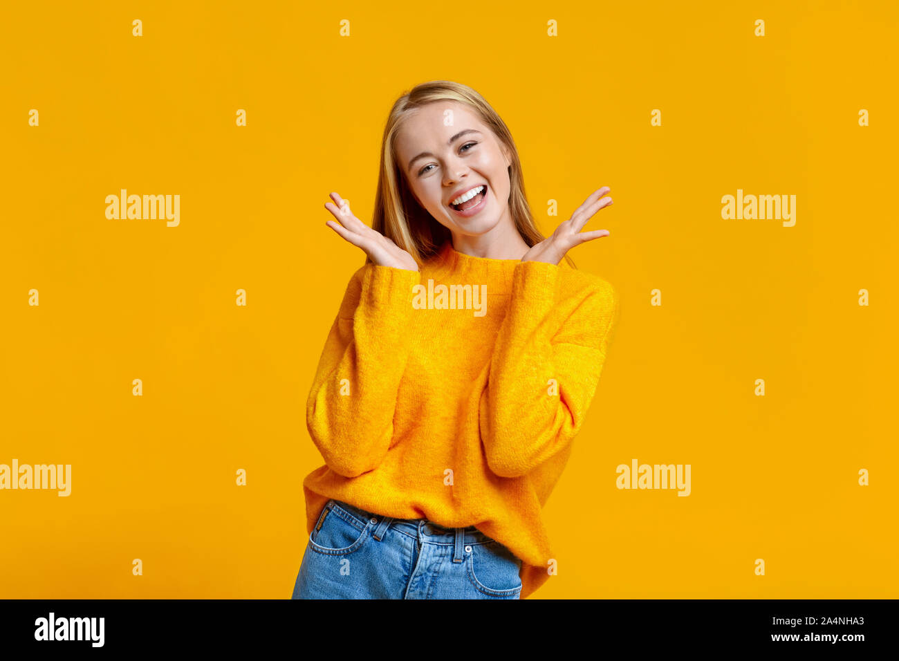 Ritratto di giovane ragazza spensierata su sfondo arancione Foto Stock