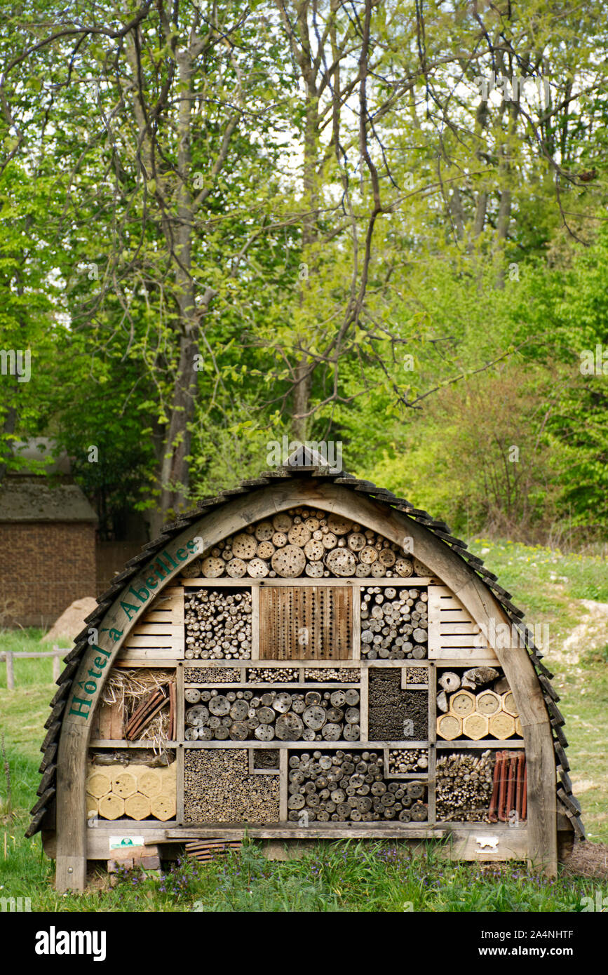 Un insetto hotel (chiamato anche un insetto house, casa di bug o bug hotel) in un parco pubblico a Parigi, offrendo un rifugio per gli insetti per un ecosistema migliore Foto Stock