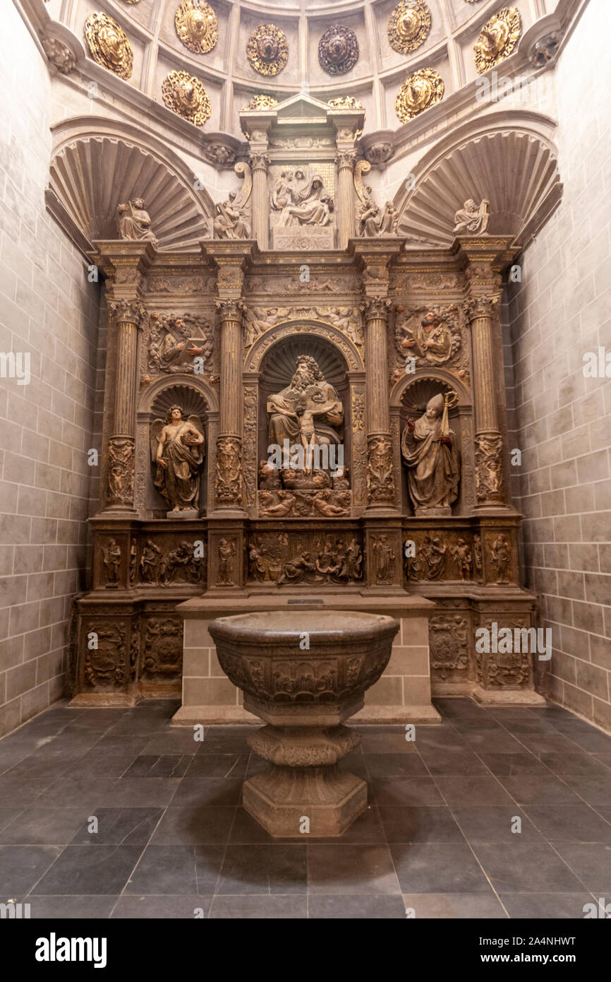 La piccola cappella con il battesimo del bacino del font nella Cattedrale di Jaca Jaca, Aragona, Spagna Foto Stock
