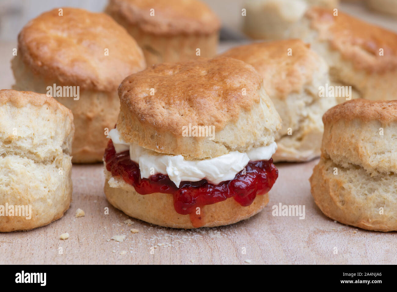 Focaccine fatte in casa con confettura di fragole e panna Foto Stock