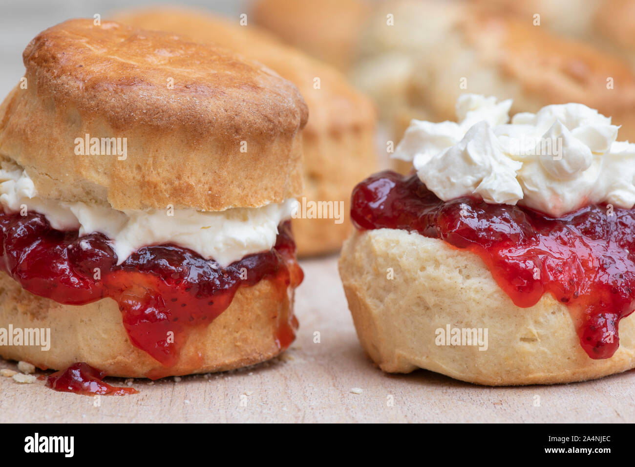 Focaccine fatte in casa con confettura di fragole e panna Foto Stock