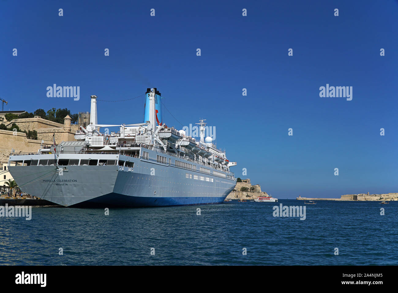 La nave da crociera Marella celebrazione ancorata a La Valletta, Malta Foto Stock