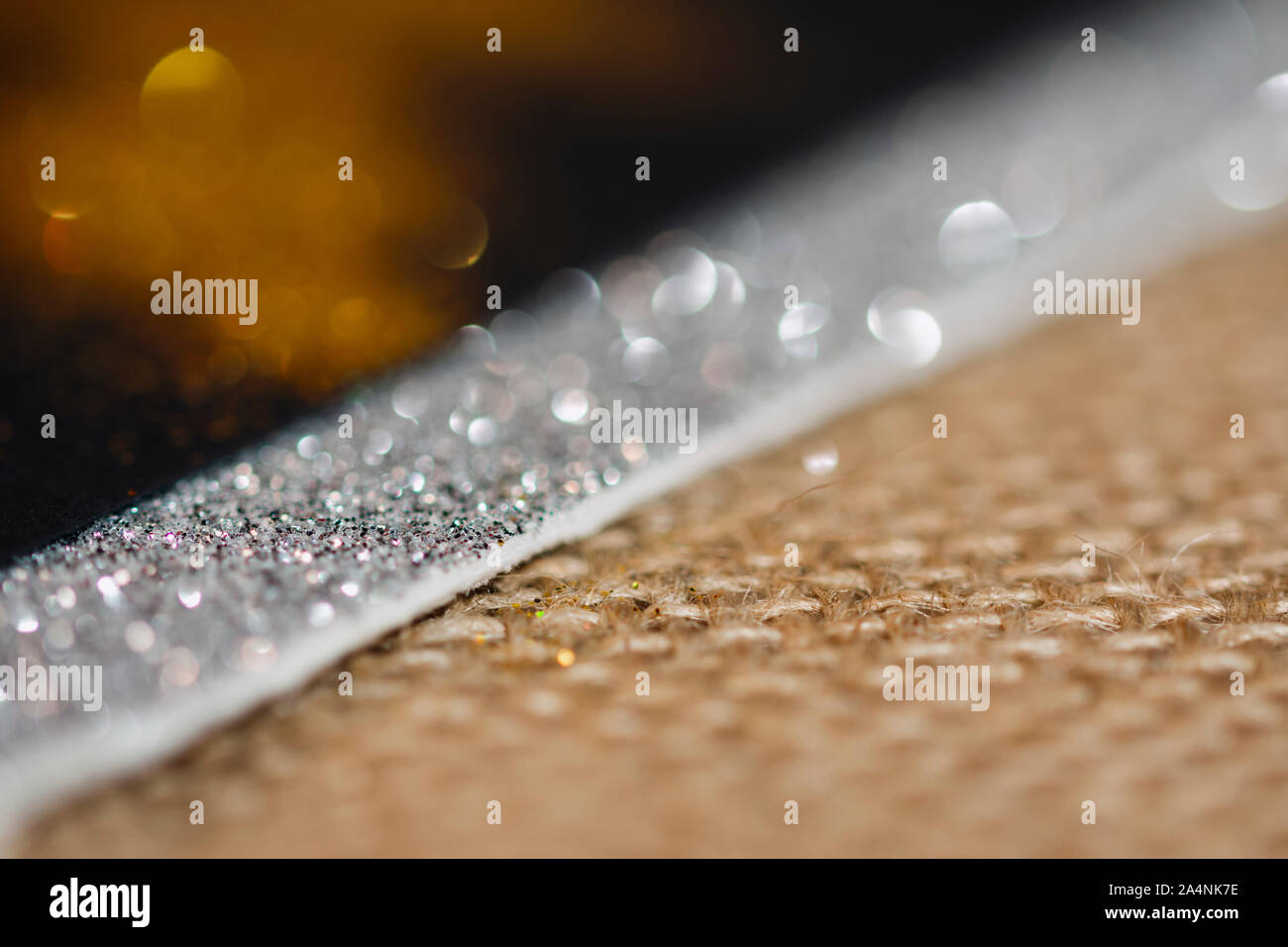 Abstract sfondo con copia spazio per testo, modello a trama di immagine sfocati con effetto glitter e il tessuto di iuta Foto Stock