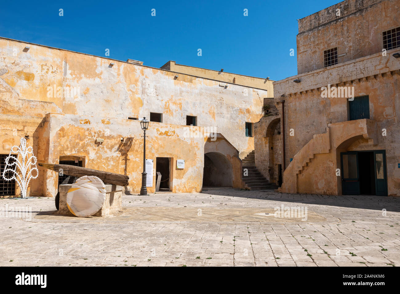 Cortile del Castello Angevine-Aragonese in Gallipoli città vecchia, Puglia (Puglia) nel Sud Italia Foto Stock