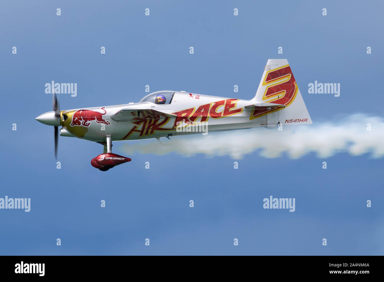 ZAMARDI / UNGHERIA - Luglio 13, 2019: Red Bull Air Race 2019 Classe Challenger Zivko Edge 540 aerei sopra il lago Balaton a Zamardi city Foto Stock