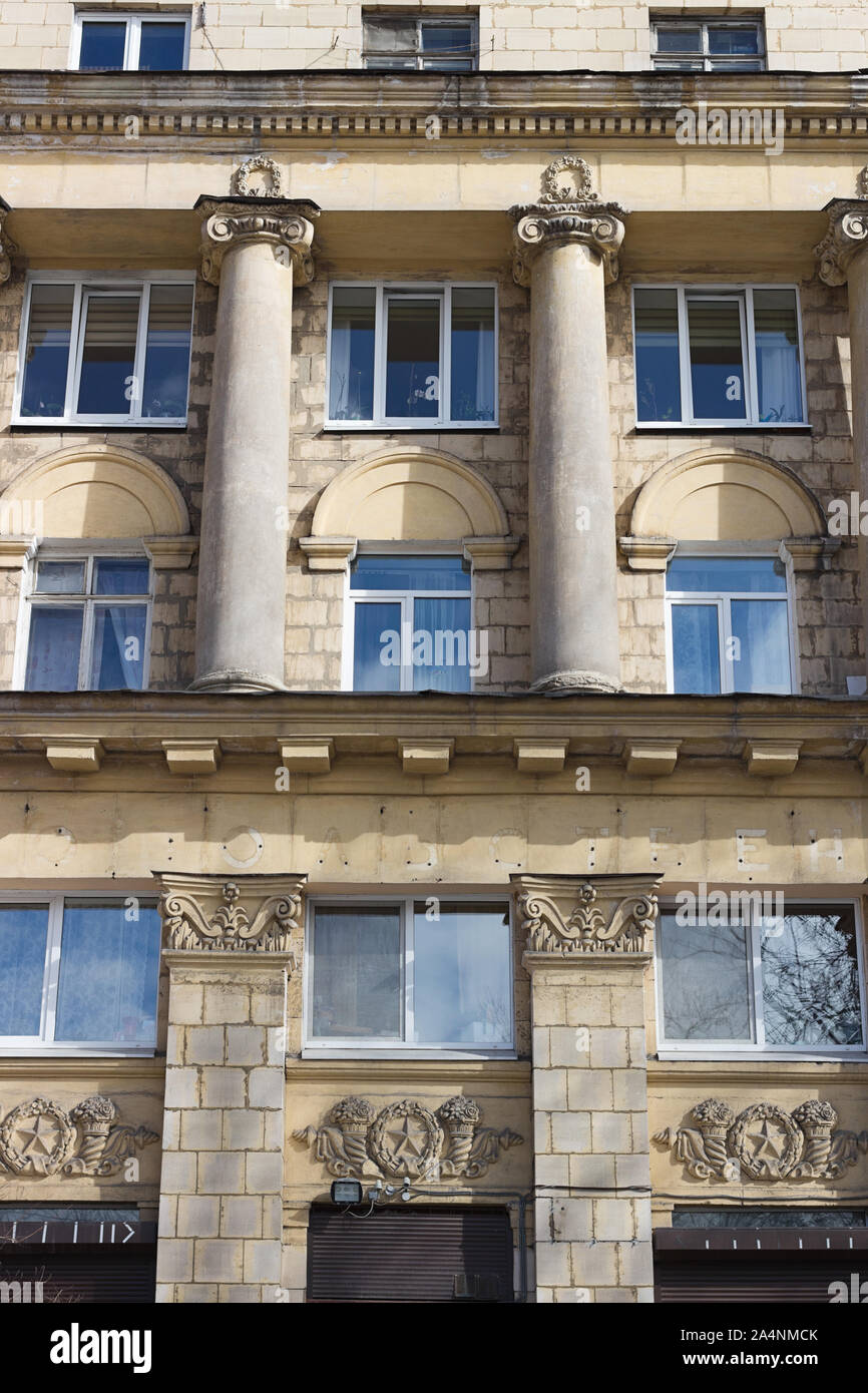 Edificio di appartamenti in stile di neoclassicismo stalinista Foto Stock