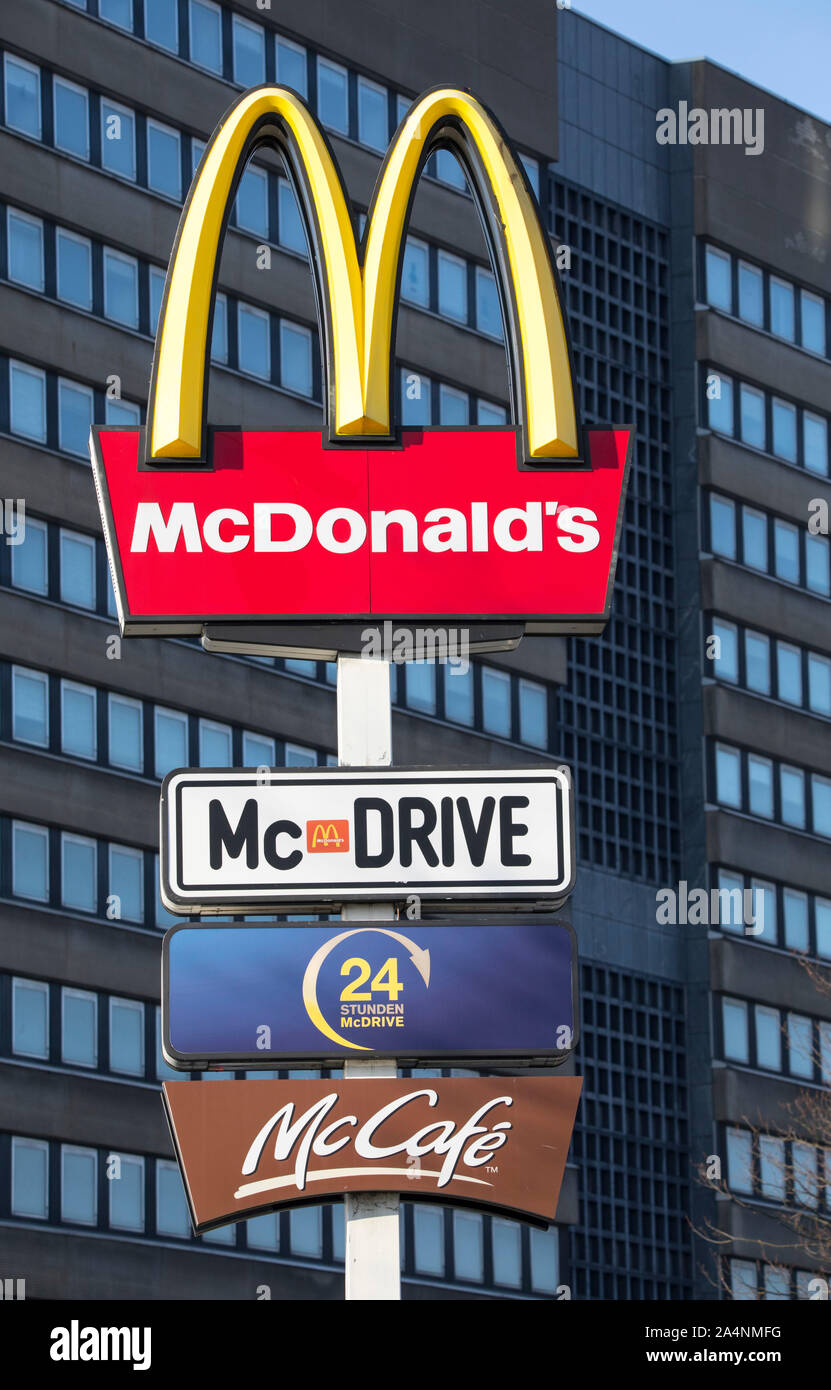 Pubblicità segno presso un ristorante McDonalds, con Mc Drive e McCafe, aperto 24 ore, Foto Stock