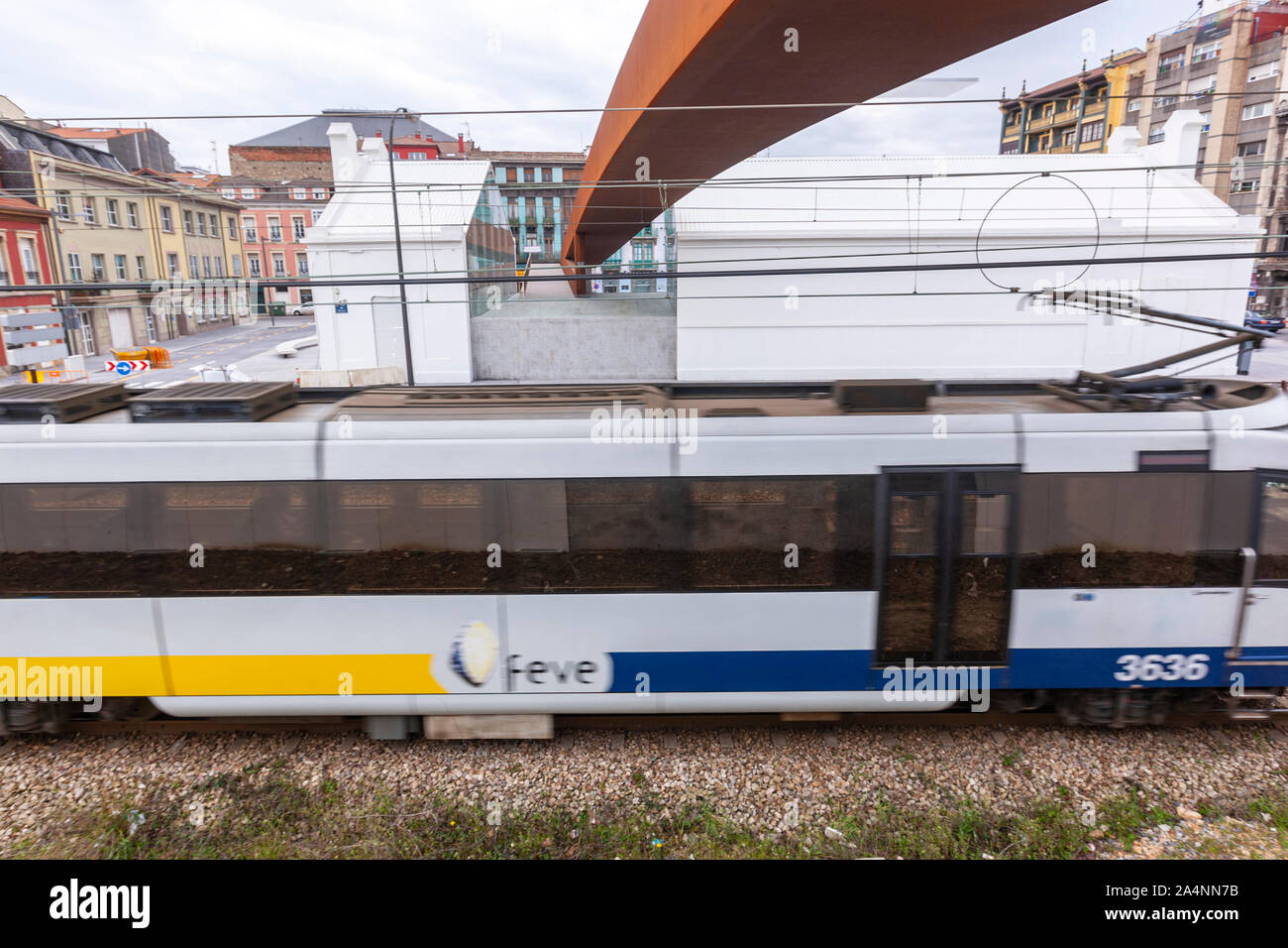 Feve treno sotto la passerella chiamata 'La Grapa", il clip, collegare Oscar Niemeyer Centro Culturale Internazionale, , Aviles, Asturias, Spagna Foto Stock