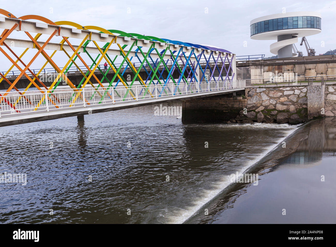 Puente de San Sebastián, verniciato colorato da Ramón Rodríguez, collegare Oscar Niemeyer Centro Culturale Internazionale, Aviles, Asturias, Spagna Foto Stock