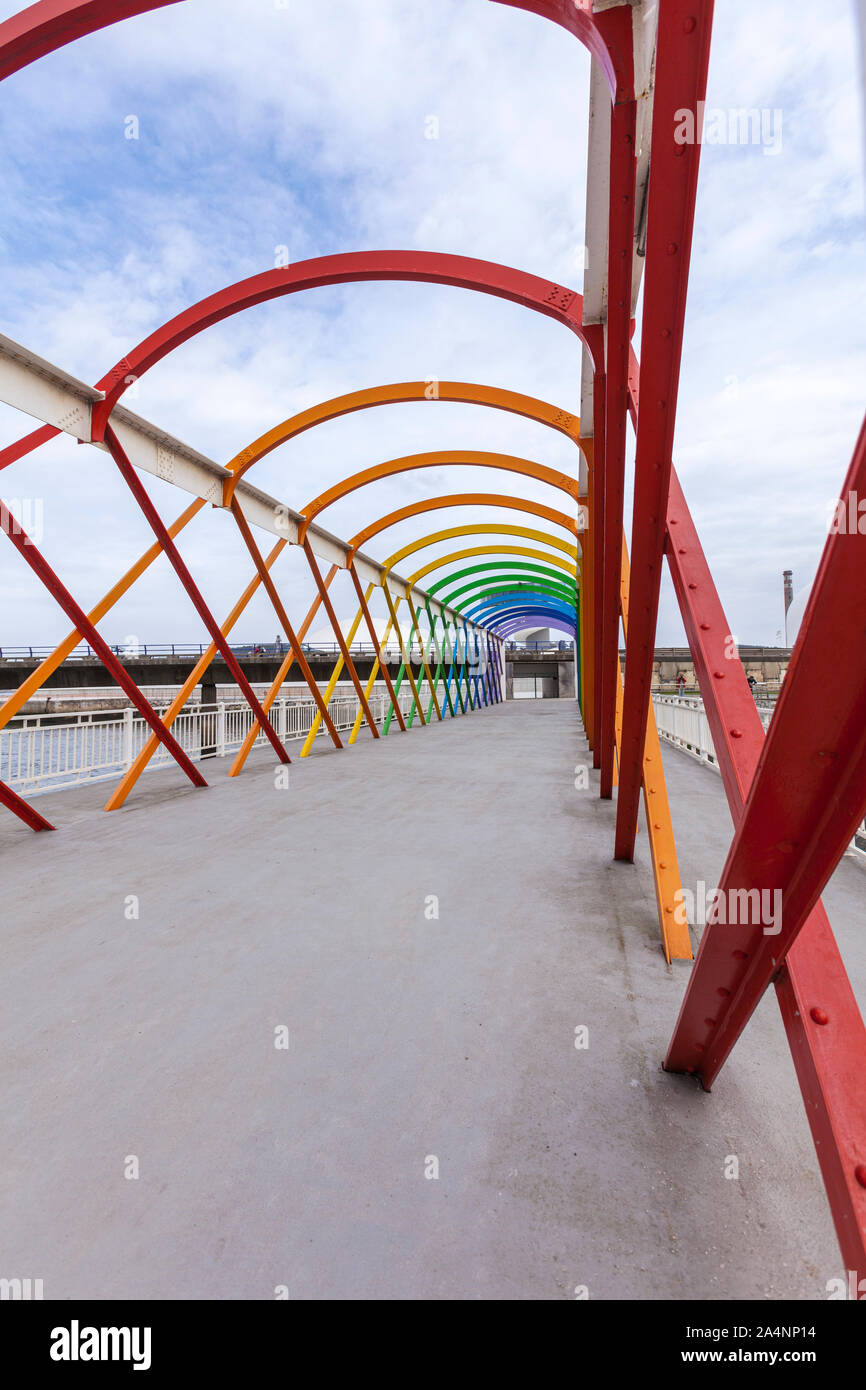 Puente de San Sebastián, verniciato colorato da Ramón Rodríguez, collegare Oscar Niemeyer Centro Culturale Internazionale, Aviles, Asturias, Spagna Foto Stock