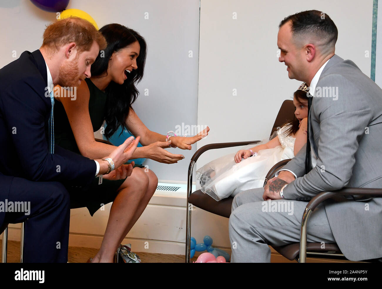 Il Duca e la Duchessa di Sussex sono dato braccialetti da Lyla-Rose O'Donovan e suo padre Paolo durante l annuale WellChild premi al Royal Lancaster Hotel di Londra. Foto Stock