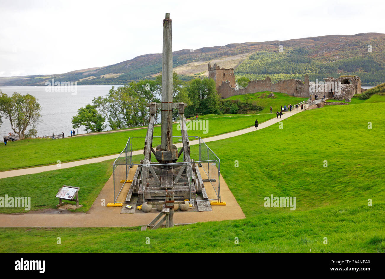 Una replica Trebuchet sul sito del Castello Urquhart Da Loch Ness nelle Highlands della Scozia, Regno Unito, Europa. Foto Stock
