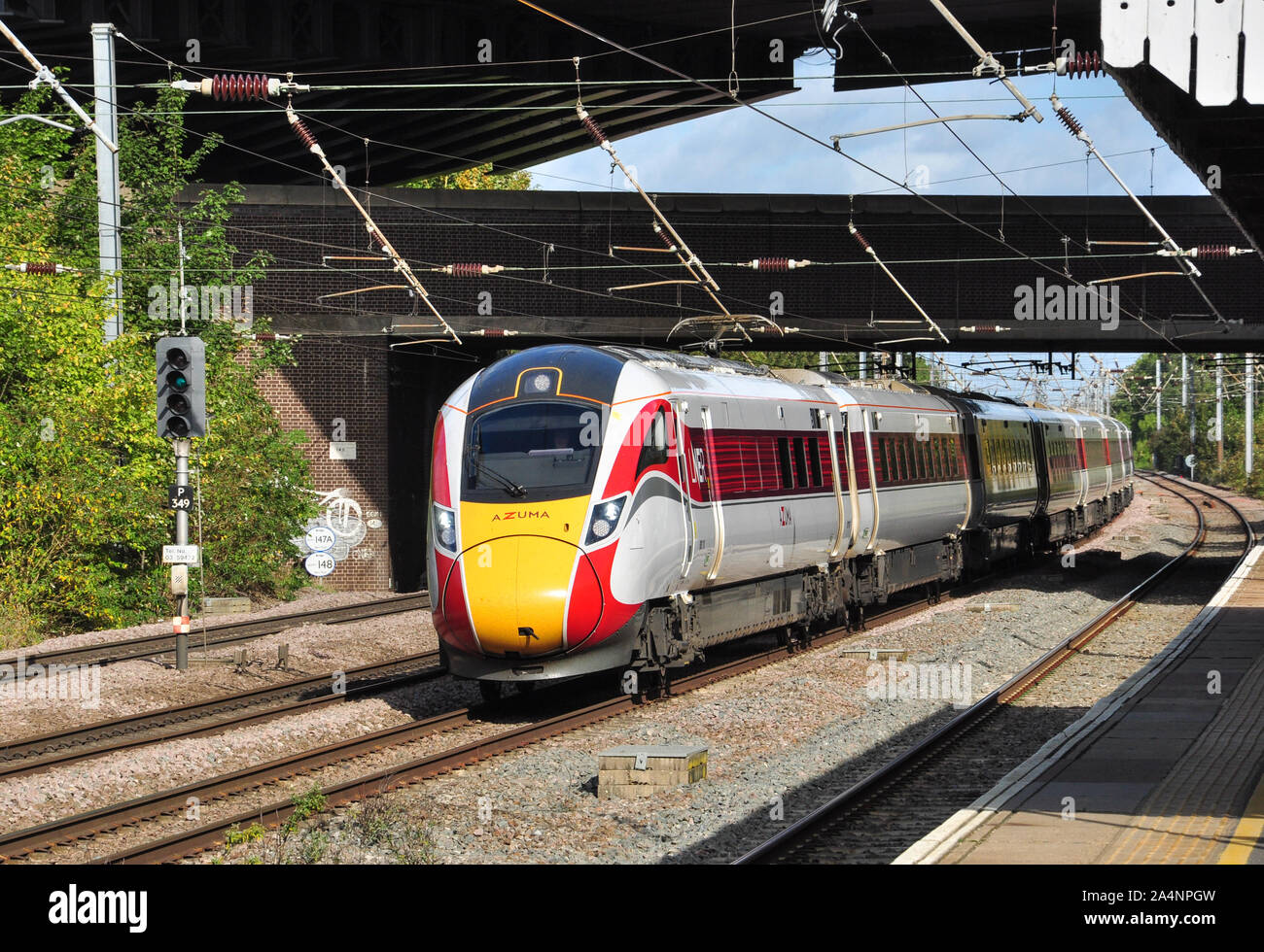 LNER Azuma velocità sud attraverso la stazione a Huntingdon, Cambridgeshire, England, Regno Unito Foto Stock