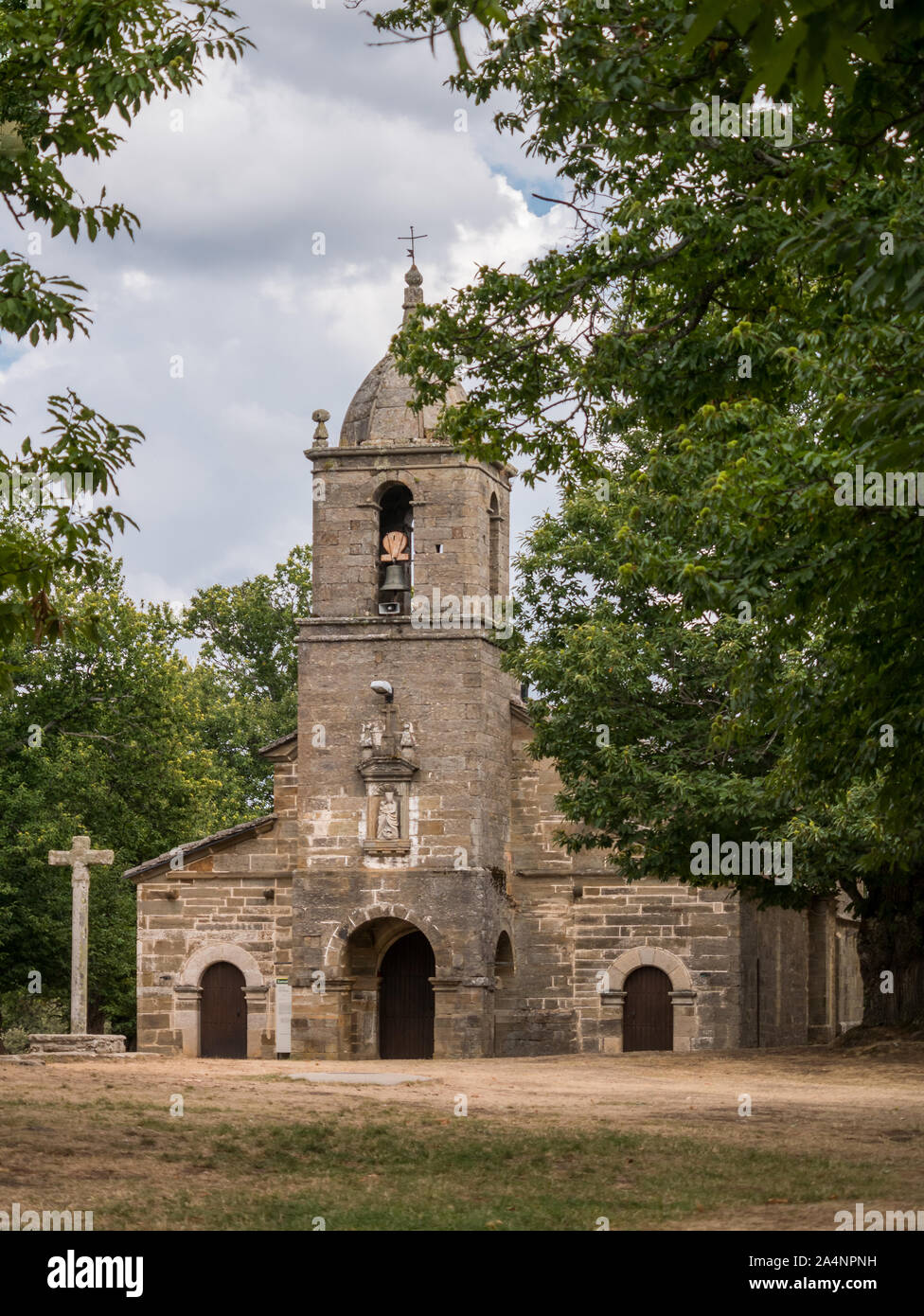 La cappella Alcobilla in mezzo a mille anni dolce enormi alberi di castagno, Sanabria, Zamora, Spagna Foto Stock