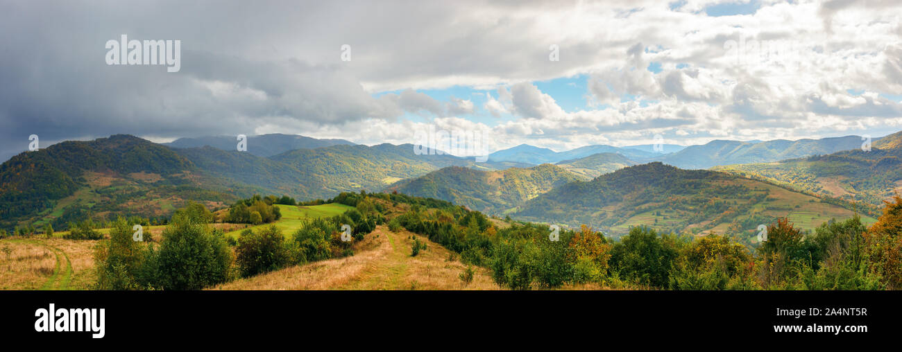 Panoramica del paesaggio di montagna in autunno. scenario colorato in una giornata di sole. La modifica delle previsioni con le nubi del cielo. abbandonato il sentiero in discesa. di Foto Stock