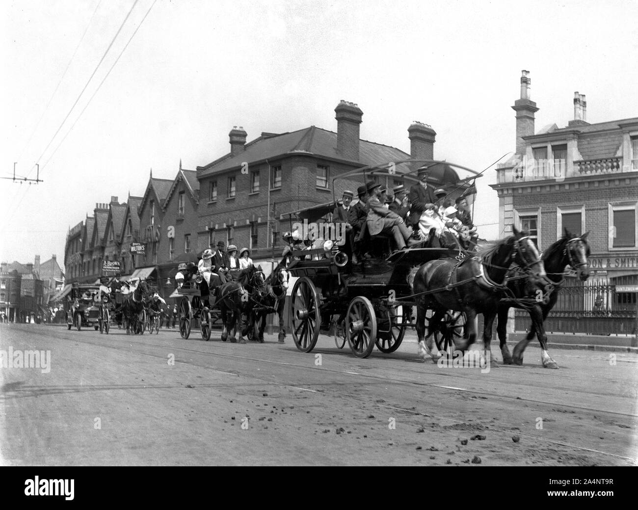 Cavallo charabanc allenatori presso la Epsom, Inghilterra, Regno Unito 1900s Foto Stock